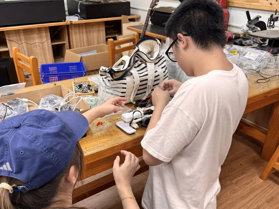 團隊接受模型製作指導
