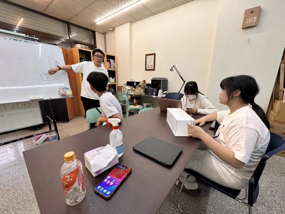 團隊進行軟硬體整合
