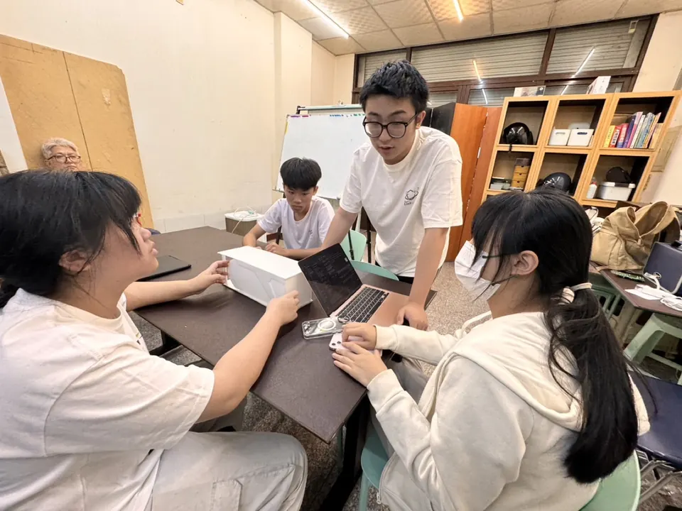 團隊討論救援情境設計