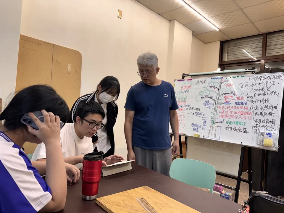 團隊與指導者進行設計檢討