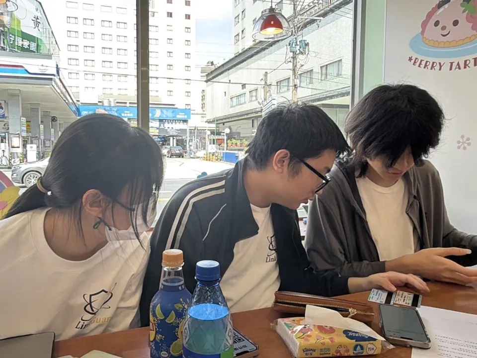 團隊成員測試電子模組