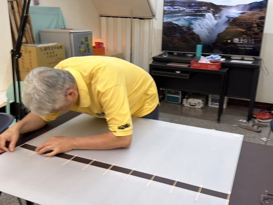 團隊成員組裝搜救載具